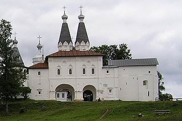 Святые ворота с надвратными церквями Богоявления и преподобного Ферапонта