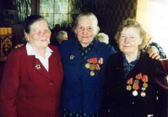 А.П. Доронина (слева) с участницами войны, 1999