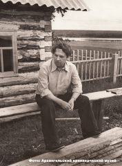 Федор Абрамов у бани в Веркале, 1975 г.