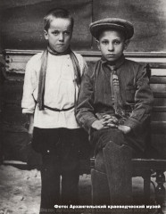 Карпогоры, 1934 год. Справа - Федор Абрамов.